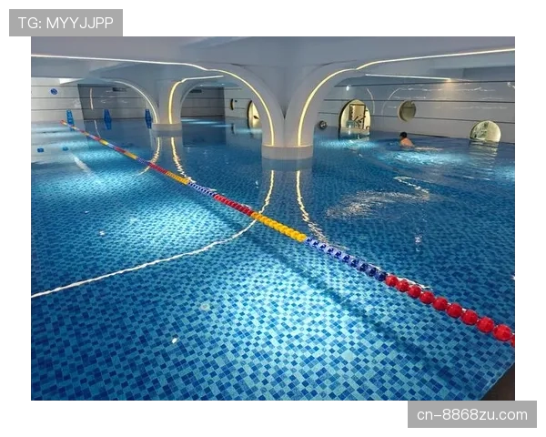 苏亚雷斯训练完顺手给家里泳池换水，这日子谁顶得住啊